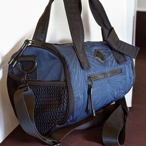 Vera Wang navy blue/black duffle bag zip top shoulder strap Crossbody